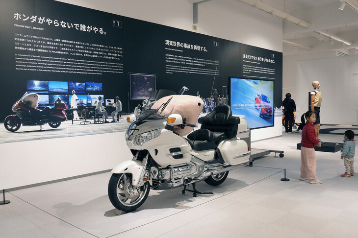 こちらでは、ホンダが手がけた安全技術を紹介。写真右奥は、ホンダが自社開発した世界初の歩行者ダミー。同左手前は、「ゴールドウイング」に装備された二輪車用エアバッグ。