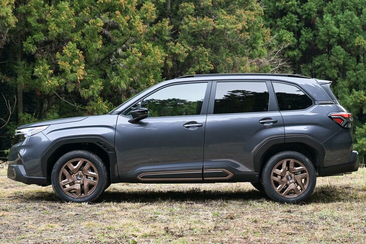 新型「フォレスター」は全長×全幅×全高＝4655×1830×1730mmというボディーサイズに対し、タイヤサイズは225/55R18（写真）がメインで上級モデルのみ235/50R19といった具合だ。　