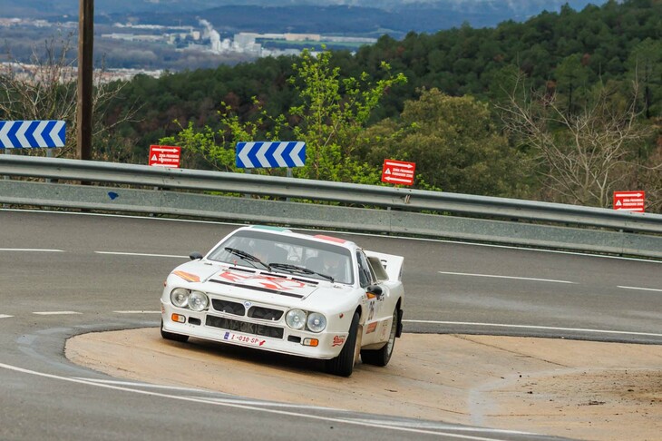 このコーナーをカットしてバンクを使ったクルーはわずか。まさかの「037ラリー」がインカット！