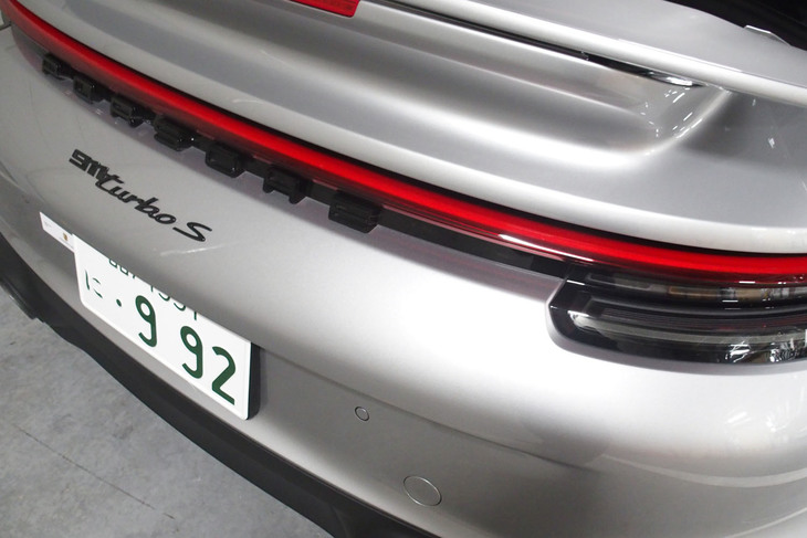 「911ターボSカブリオレ」の動力性能は、クーペモデルと同じく0-100km/h加速のタイムが2.7秒、最高速が330km/hと公表されている。