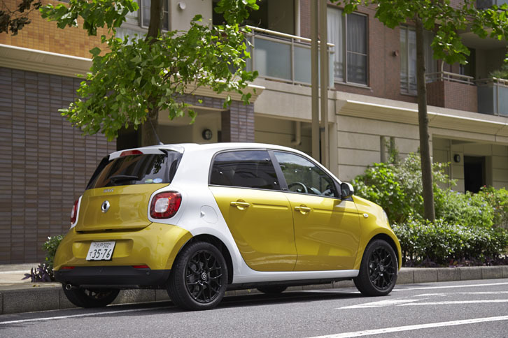 4人乗りの「フォーフォー ターボ」。2人乗りの「フォーツー」シリーズに比べ、ホイールベースは620mm、全長は795mm長くなっている。