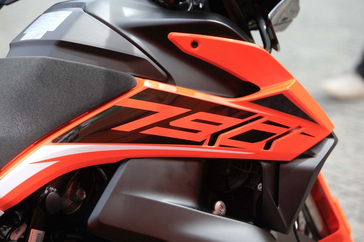 排気量を示すロゴが添えられた「790アドベンチャー」のラジエーターシュラウド。「790アドベンチャーR」のものは、グラフィックデザインが異なる。