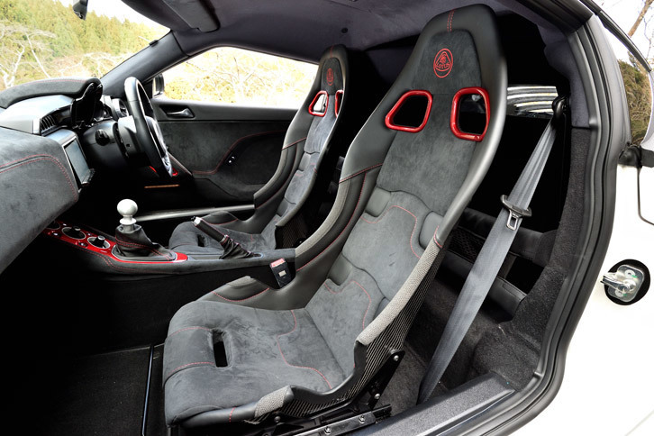 「スポーツ410」にはアルカンターラ表皮のカーボンスポーツシートが標準装備。脚を前に投げ出すようなドライビングポジションはレーシングカーのようだ。