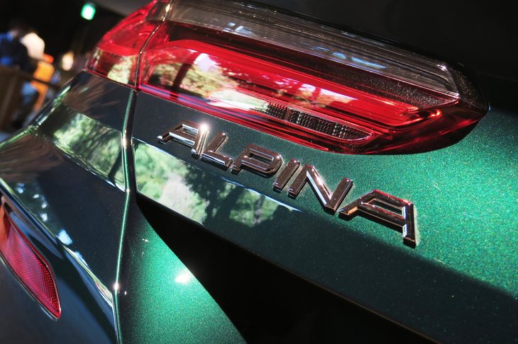 BMWアルピナB8グランクーペ（「ALPINA」ロゴバッジ）