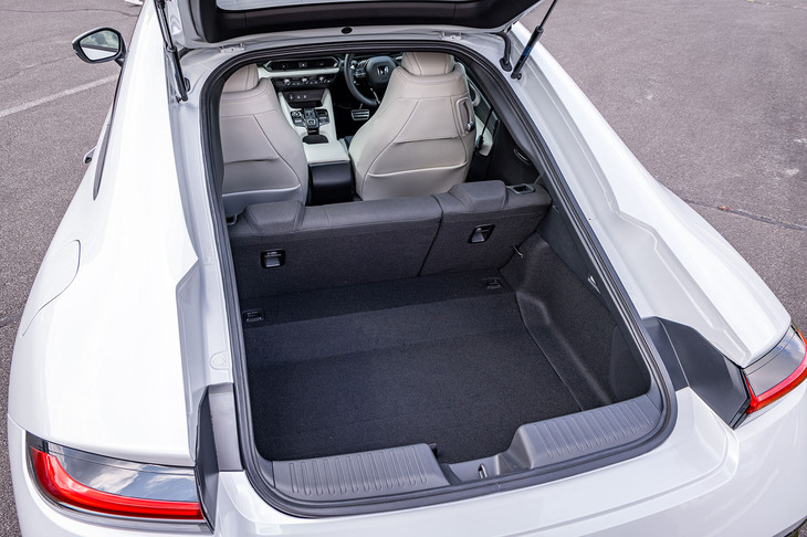 開口部の広いテールゲートを採用。後席使用時は荷室に航空機の機内持ち込み用サイズよりもひとまわり程度大きなスーツケースが2個、後席の背もたれを倒せば9.5インチのゴルフバッグが2個収納できる。