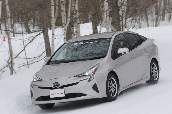 「プリウス」には2014年8月に発売された「オブザーブ・ガリットギズ」が装着されていた。クルミの殻を配合した独自のコンパウンドを採用している。