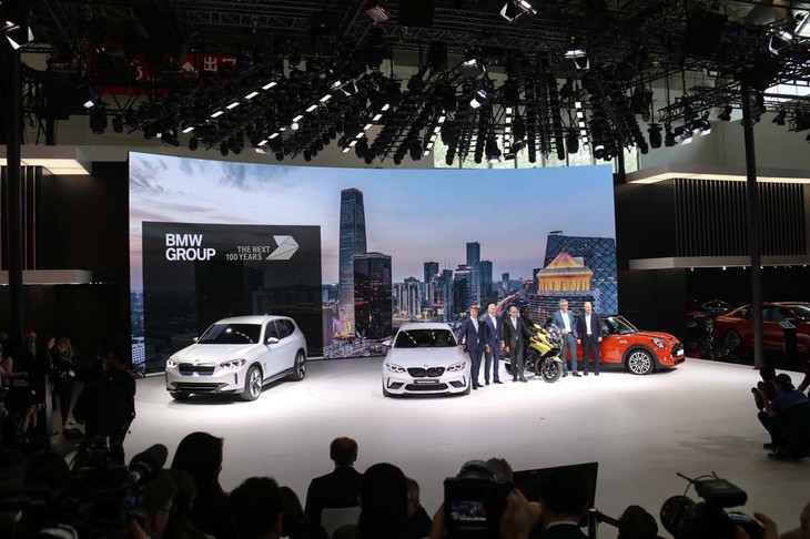 プレスデー初日の朝、BMWのプレゼンテーションで。左から、ワールドプレミアされた「コンセプトiX3」、「M2コンペティション」、中国プレミアとなった「K1600グランドアメリカ」。