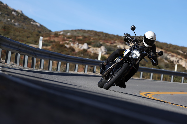 ジャンル的にはスクランブラーに属する「ベア650」だが、舗装路でもなかなかにスポーティーな走りが楽しめる。