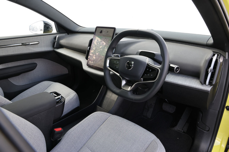 スイッチや計器を極力排した、シンプルなインストゥルメントパネルデザインが「EX30」の持ち味。速度やドライブレンジ、バッテリー残量の表示などのほか、各種操作や設定を12.3インチのタッチ式縦型センターディスプレイが担っている。Googleのインフォテインメントシステムを内蔵しているのも、最新型ボルボ車の特徴だ。