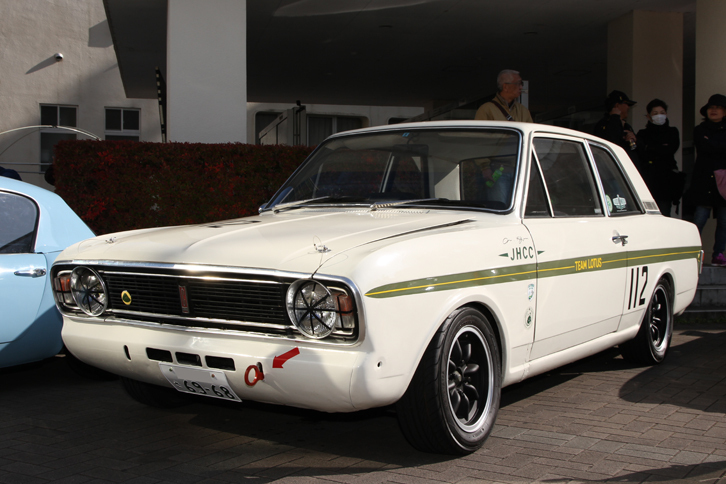 「コルチナ・ロータスMk2」。英国フォード製の平凡なサルーンであるコルチナのボディーにロータスツインカムを積んだスポーツサルーン。2代目コルチナをベースとするこのMk2は、日本ではとても珍しい。