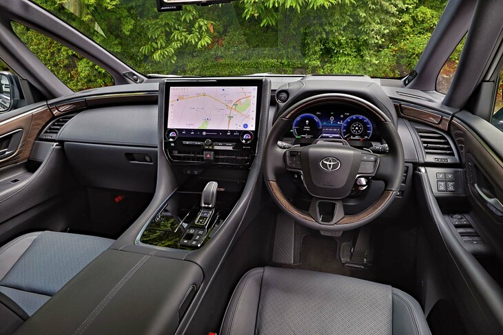 「エグゼクティブラウンジ」のインストゥルメントパネルは鶉杢目（うずらもくめ）のパネルと合成皮革の組み合わせ。リアスライドドアやルーフ／サイドサンシェード、リアキャプテンシート（姿勢戻しのみ）などの操作は、前席からも可能となっている。