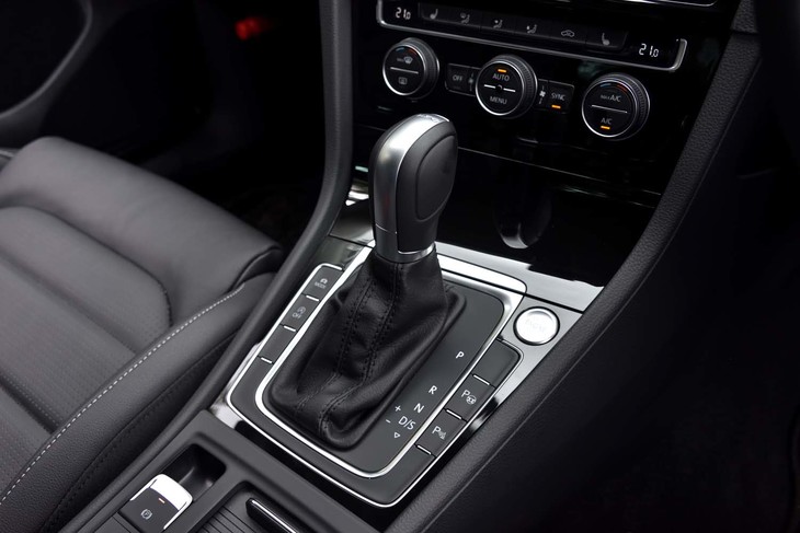 トランスミッションは、ガソリンエンジン車と同様に7段ATのみとなる。写真左下にスイッチが見えるように、パーキングブレーキは電子式。