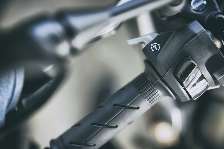 左側グリップの付近にはトラクションコントロールの調節スイッチがレイアウトされている。