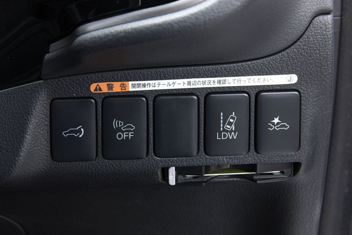 運転席の右前方には、衝突被害軽減ブレーキシステムや車線逸脱警報システムなどのスイッチが並ぶ。