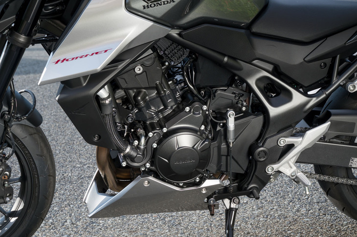 歴代モデルはいずれも4気筒エンジンを搭載してきた「ホーネット」が、「CB750ホーネット」では排気量754ccの2気筒エンジンを搭載。街なかでの実用性と郊外でのファンライドの両立を目指したバイクとして登場した。