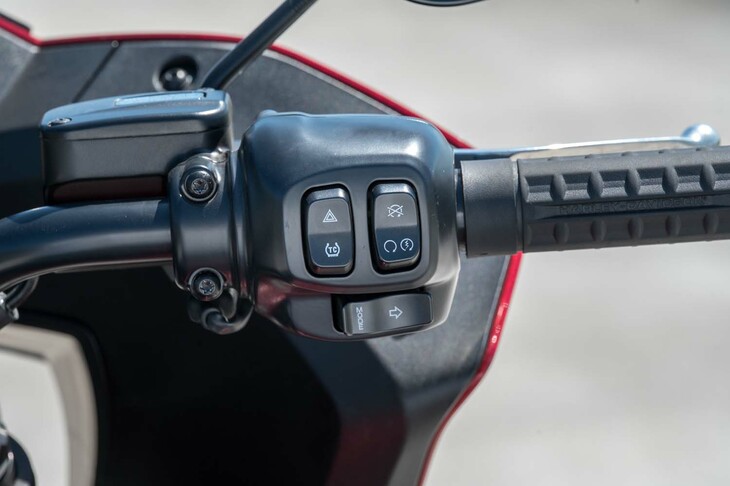2025年モデルで刷新された、ハンドルバーのスイッチボックス。ライディングモードのセレクターは、右側のスイッチボックスの下部に備わる。