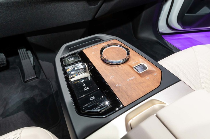 BMW iX（センターコンソール）