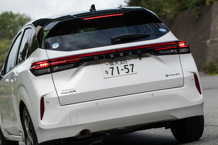 リアではコンビランプの光り方やバンパーの意匠などが「ノート」との大きな違い。左右端に配された縦型のリフレクターが、車体のワイド感を強調している。