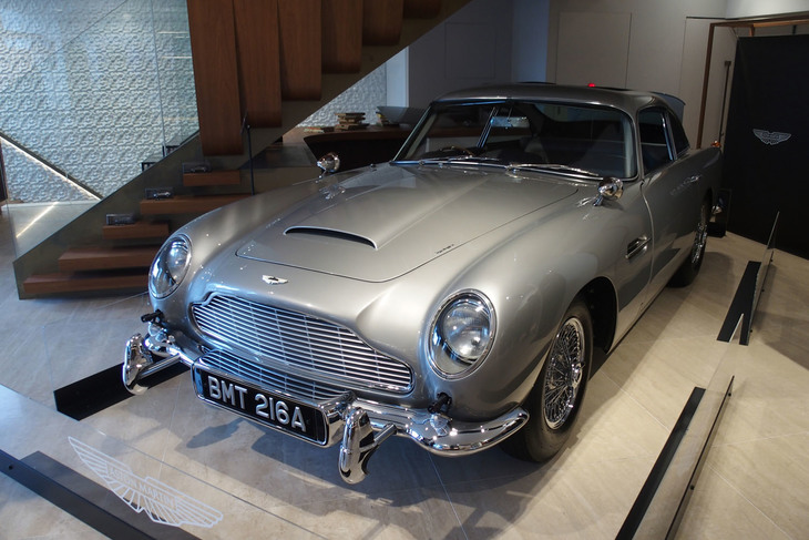 アストンマーティン青山ハウスに展示されている「アストンマーティンDB5ゴールドフィンガー・コンティニュエーション」。