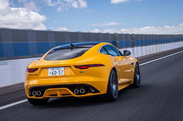 最高出力575PSの5リッターV8スーパーチャージドエンジンは、車重1670kgの「FタイプR クーペ」を、0-100km/h加速3.7秒、最高速度300km/hの世界へといざなう。