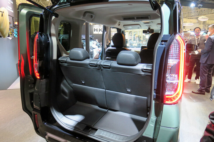 濡れたものを気兼ねなく積めるよう、荷室まわりでもフロアボードは樹脂製、後席シートバックはPVC製となっている。