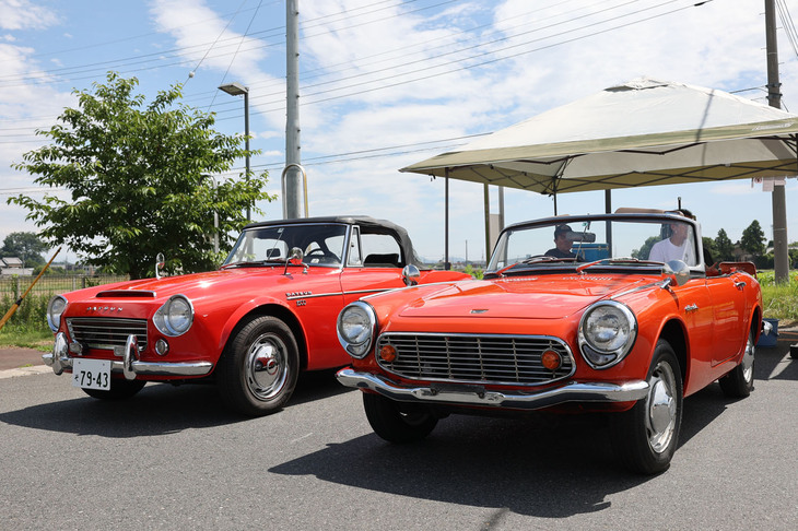 右は「ホンダS600」、左は「ダットサン・フェアレディ1600」（SP311）と思いきや、左ハンドルなので北米仕様の「ダットサン1600ロードスター」（SPL311）である。