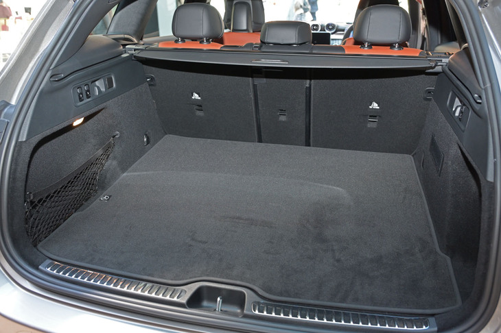 荷室の容量は620～1680リッター。トノカバーをフロア下に格納できるようになっている。