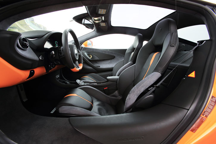 固定式のガラスパノラミックルーフが標準で装備される。室内は明るく、開放的な雰囲気。