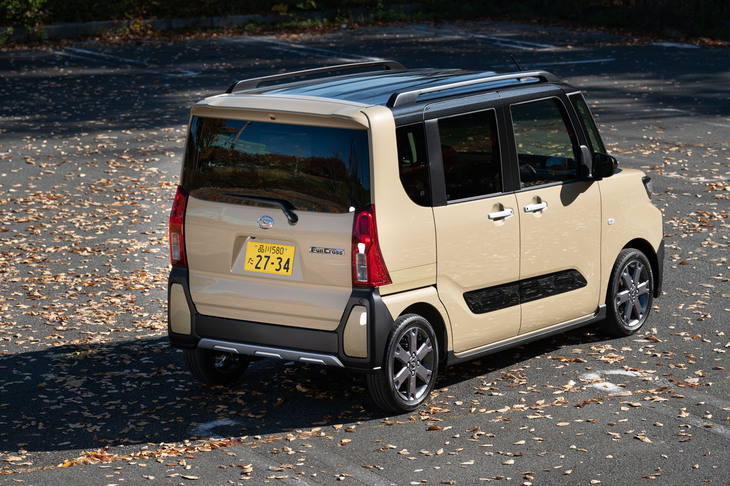 エクステリアではカクカクとした造形が目を引く「タント ファンクロス」。専用デザインのヘッドランプやフロントグリル、フロントバンパー、シルバー装飾、サイドガーニッシュ、ルーフレールが特徴だ。