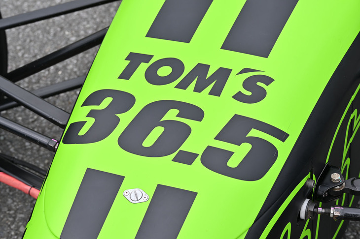 フロントに大書された「36.5」の文字はトムスがモータースポーツで使うゼッケンの36と37の真ん中を意味している。