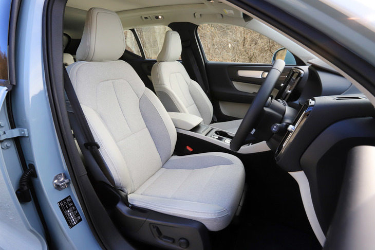 シートの乗り心地も上々。タクシードライバーは長時間運転席に乗っていなければいけないので、ここのチェックは外せません。