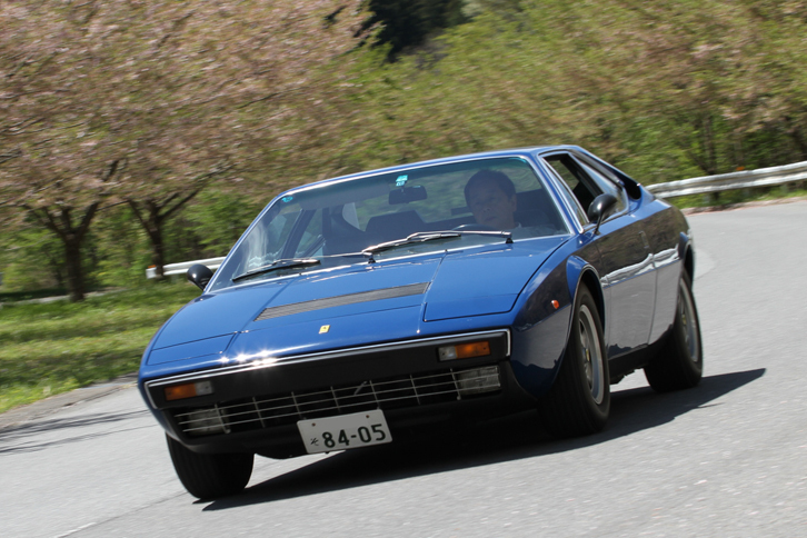 1978年「フェラーリ308GT4」。当初は「ディーノ」を名乗って登場したフェラーリ初のV8エンジン搭載車で、スタイリングはフェラーリの量産モデルとしては唯一ベルトーネ（スタイリストはマルチェロ・ガンディーニ）が手がけた。