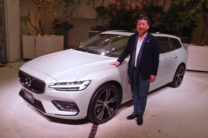 新型「ボルボV60」と、ボルボ・カー・ジャパン代表取締役社長の木村隆之氏。写真のモデルは「V60 T5インスクリプション」。2リッター直4ガソリンターボエンジンを搭載する「T5」の上級グレードで、価格は599万円。