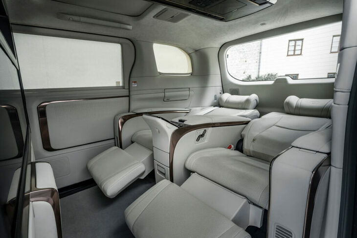 私たちが乗った4人乗りの「ラグジュアリー」バージョンでは、パワーウィンドウ付きのパーティションの後ろには2つのシートがあるだけだ。