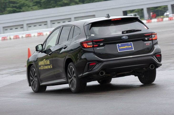 「スバル・レヴォーグ」でウエット路面でのフル制動を試す。資料によると、「イーグルF1アシメトリック6」にはトレッドゴムの柔軟性を高めるコンパウンドが採用されており、従来品の「イーグルF1アシメトリック5」よりウエットブレーキ性能が3％向上している。