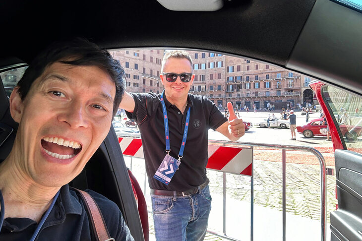 「ジュニア」の1台を操縦してきたルイージ氏（写真中央・奥）と。