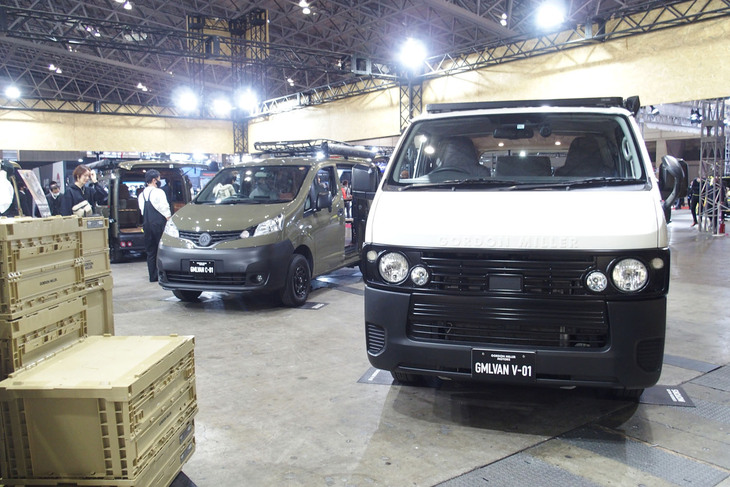 「GMLVAN V-01（トヨタ・ハイエース）」（写真右）と「GMLVAN C-01（日産NV200）」（写真左）。