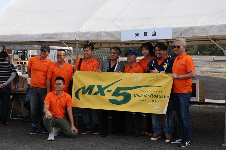 香港、マレーシア、フィリピンなど、海外からも多くのオーナーズクラブメンバーが来日。写真は、ロードスターアンバサダーの山本修弘さんと記念撮影する、香港のMX-5オーナーズクラブ。