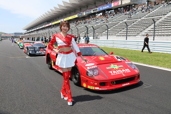 ここからは「スーパーグリッドウォーク」を飾った名車たちを紹介。かつてJGTCに参戦していたチームタイサンの「フェラーリF40」。その後もイベント展示等で活躍していたこともあり、多くの人の記憶に残る一台。チームタイサンを率いた千葉泰常さんは、2024年6月にお亡くなりになってしまったのが残念。マシンを彩るレースアンバサダーは、安西茉莉さんだ。