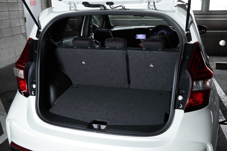 荷室の仕様は標準車と同じ。テスト車には床面の高さを調整できる、ディーラーオプションのマルチラゲッジボードが備えられていた。