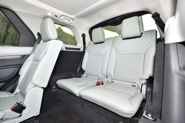 オプションとして用意される3列目シート。「リモートインテリジェントシートフォールド」機能を使えば、タッチスクリーンのほか、スマートフォンのアプリを使ってシートが展開できる。