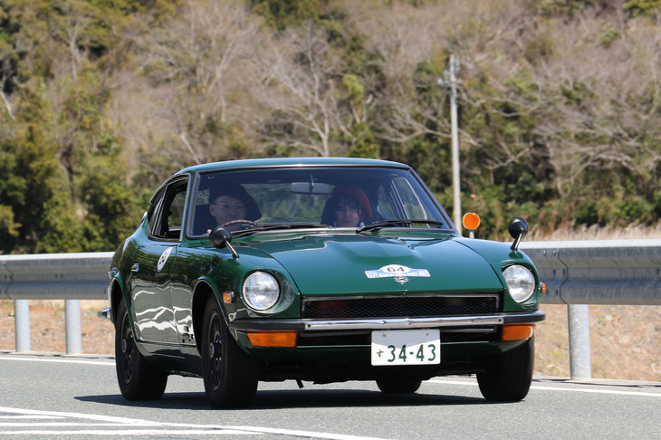 猪鼻湖沿いの浜名湖レークサイドウェイを行く1970年「日産フェアレディZ432」。初代Zに「スカイライン2000GT-R」用の4バルブ、3キャブレター、2カムのS20型エンジンを積んだホットグレード。
