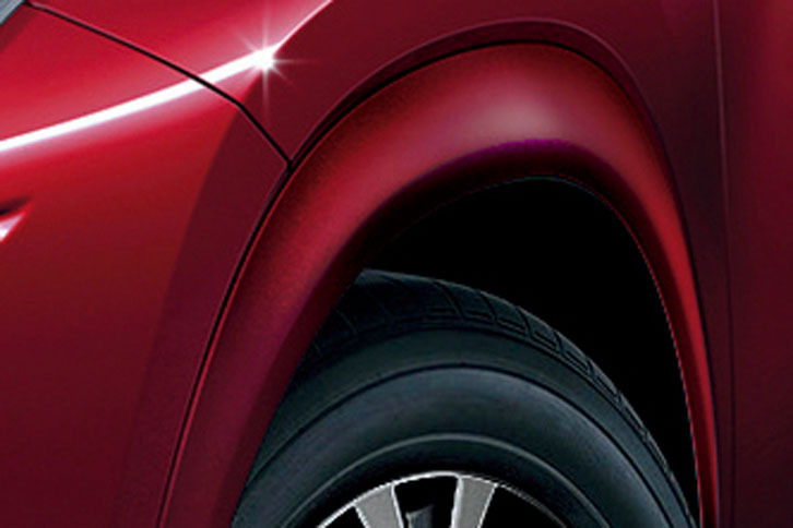 フェンダーアーチモールはボディーと同色のものが採用される。