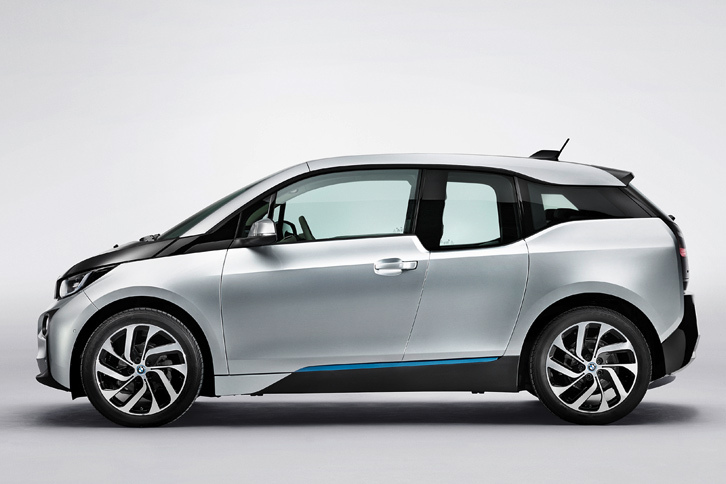 BMWの電気自動車「i3」。標準タイヤサイズは155/70R19で、レンジエクステンダーを選択するとリアタイヤが175/60R19となる。