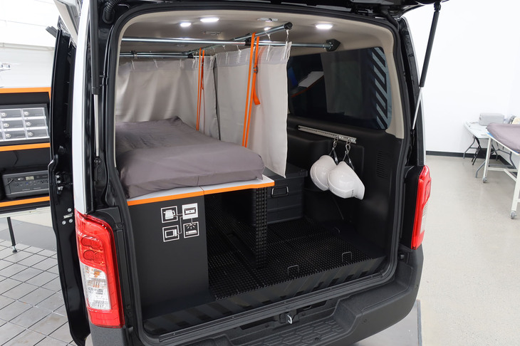 日産ディザスターサポートスペック（後方から見た車内の様子）