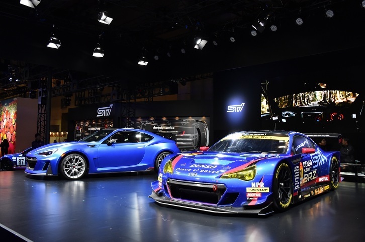 「STI Performance Concept」（左）と「SUBARU BRZ GT300 2016」。