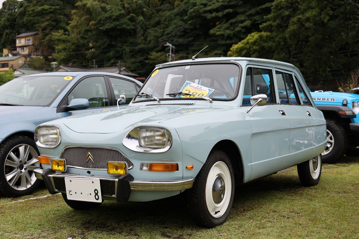 1971年「シトロエン・アミ8」。「2CV」をベースにした上級モデルとして1961年に登場した「アミ6」は、特徴的なクリフカットのルーフを持つ4ドアセダンだった。そのボディーをファストバックに改めて1969年にデビューしたのがアミ8である。