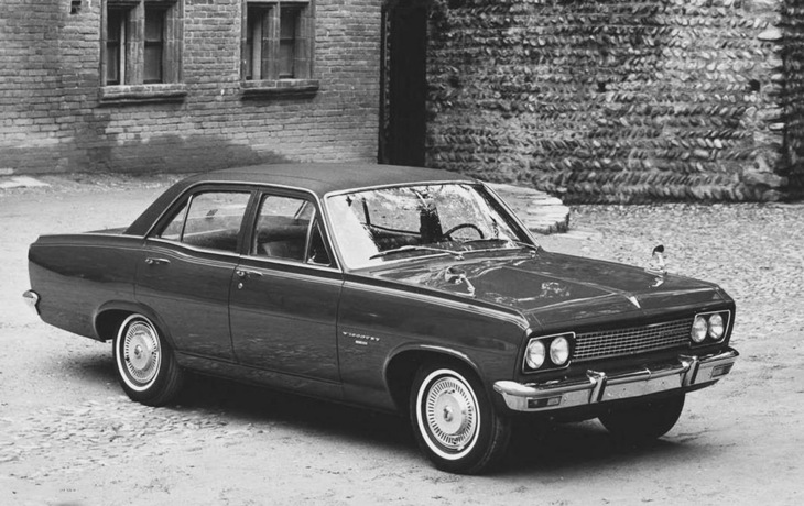 1965年「ボクスホール・クレスタ」。4代目にして最終世代となるモデル。全長約4.7m、全幅1.8m弱の4ドアセダンボディーに3.3リッター直6 OHVエンジンを積んでいた。