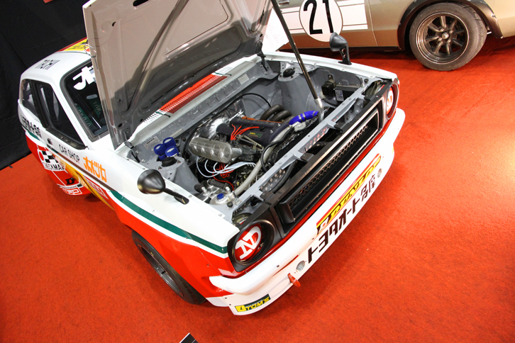 特別展示車両の「トムス・スターレット」。トークショーに登壇した館 信秀率いるトムスから、かつてレースにエントリーされていた、型式名KP47こと初代トヨタ・スターレットのレーシング仕様。もともとは1973年にデビューしたトヨタのワークスマシンで、市販モデルとは異なるDOHC 16バルブのスペシャルエンジンを搭載する。