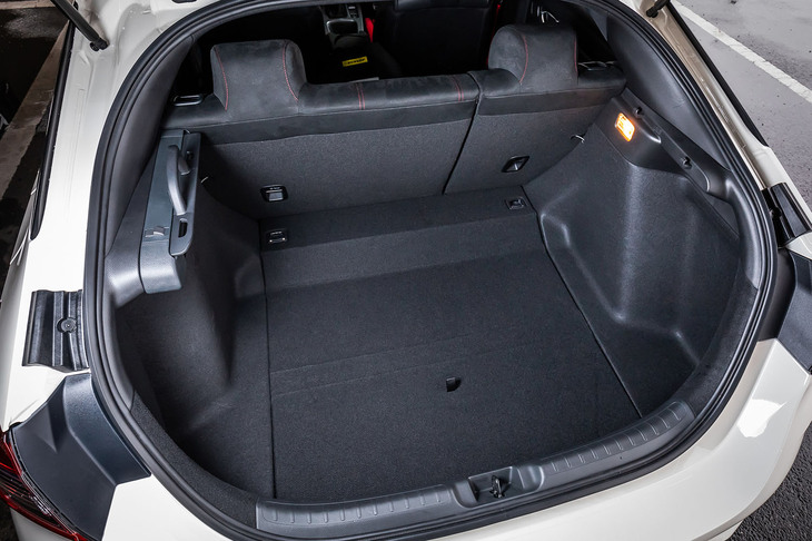 ラゲッジルームの基本形状は、床上容量が404リッターの「シビックe：HEV」や「EX」などと共通。巻き取り型で横引きタイプのカーゴエリアカバーが標準装備されている。